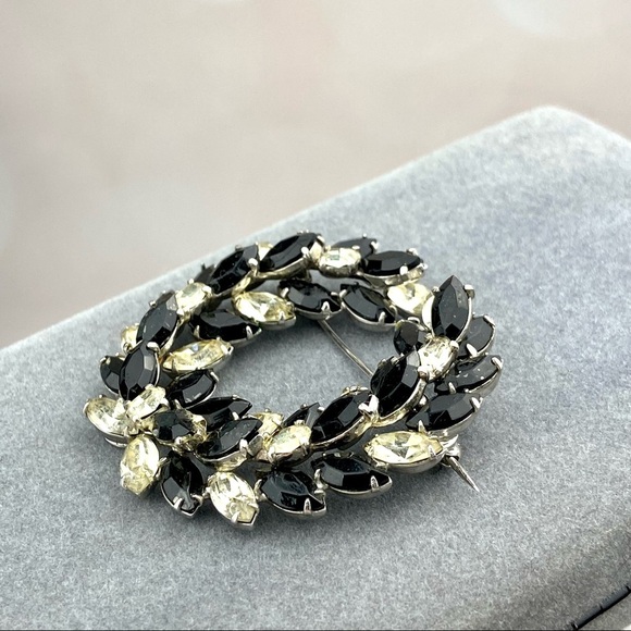 VINTAGE Kramer of New York Black Clear Rhinestone Wreath Pin Mourning Brooch - Picture 4 of 7